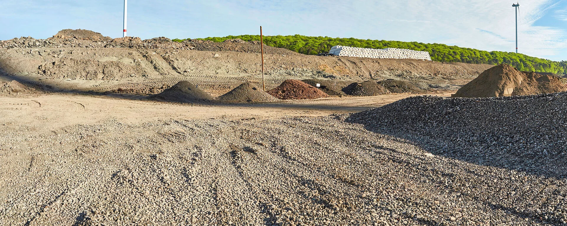 Production et fourniture de matériaux de construction pour les décharges