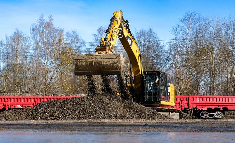 Altschotter wird durch Aufbereitung zu Recyclingschotter für Gleisarbeiten
